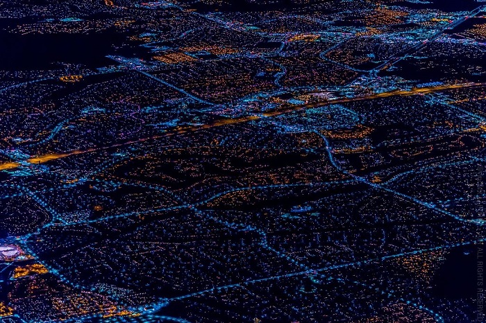 Сюрреалистичный снимок ночного города.