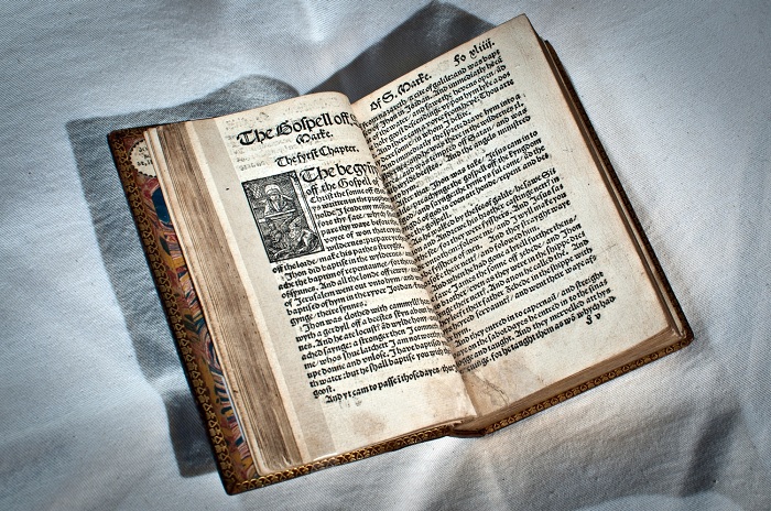Библия Тиндейла, переведенная с латыни на английский язык.