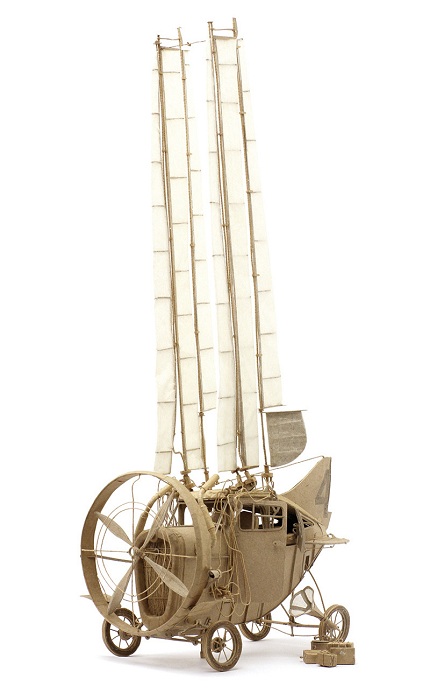 Модель летательного аппарата, сделанная из упаковочного картона.