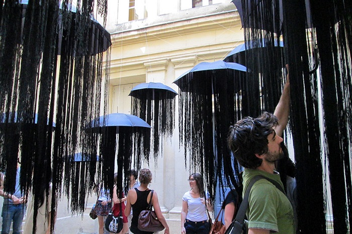 Инсталляция из черных зонтиков под названием «Медузы».