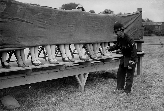 Полисмен оценивает девушек на конкурсе лодыжек. Лондон, 1930 год.