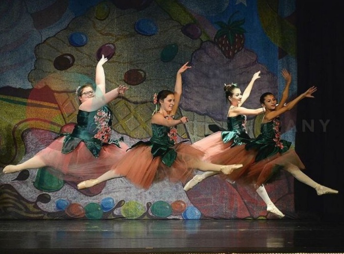 Лиззи Ховэлл в постановке балета «Щелкунчик». | Фото: colors.life.