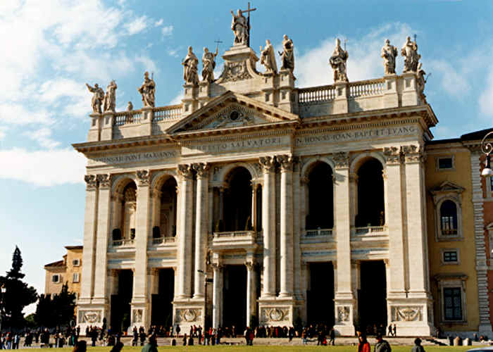 Базилике Сан-Джованни Латерано в Риме. | Фото: romeacrosseurope.com.