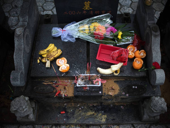 Украшение китайских могилок.