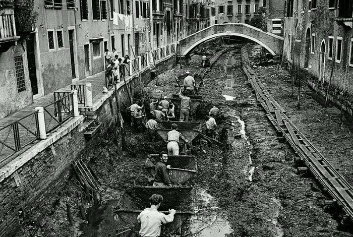 Чистка венецианского канала, 1956 год. | Фото: factroom.ru.