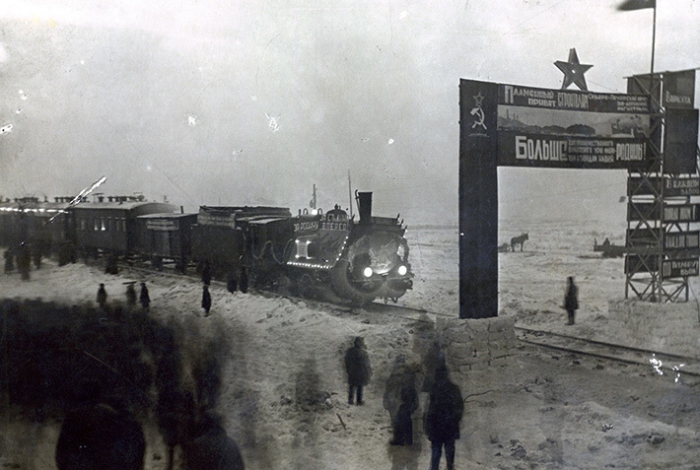 Движение одного из первых поездов по Трансполярной магистрали, 1952 год. | Фото: fishki.net.