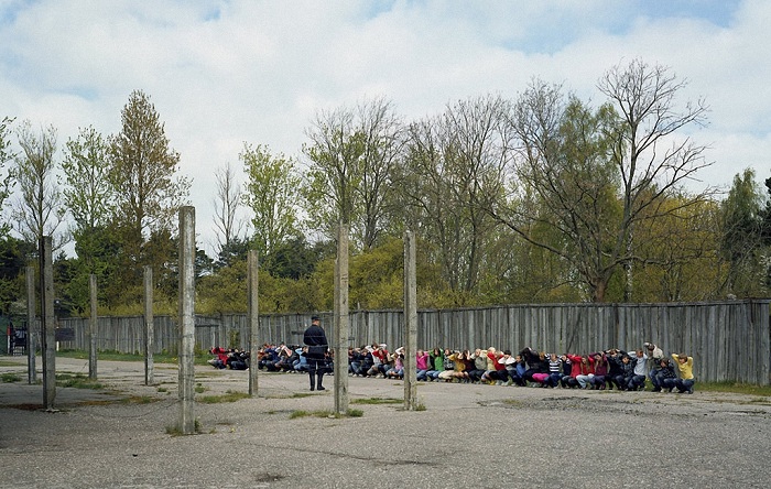 Тюрьма Кароста (Литва). Туристы играют в заключенных.