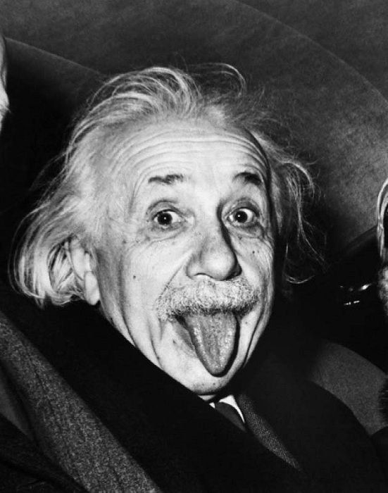 Альберт Эйнштейн с высунутым языком. | Фото: zakazposterov.ru.