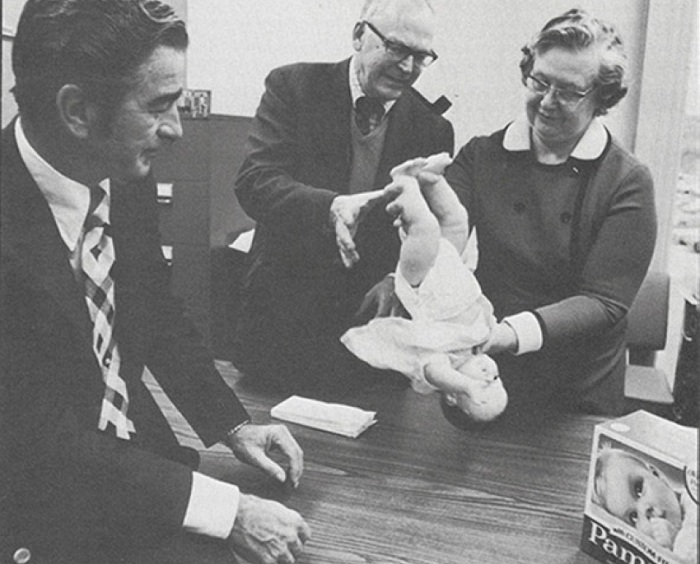 Виктор Миллз демонстрирует свое новое изобретение - памперсы (одноразовые подгузники), 1965 год.