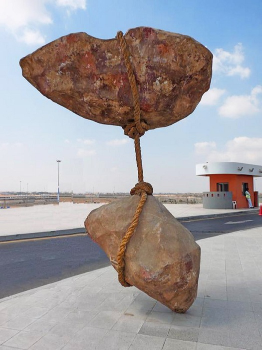 Скульптура, созданная Smaban Abbas. Месторасположение: Международный аэропорт Каира.