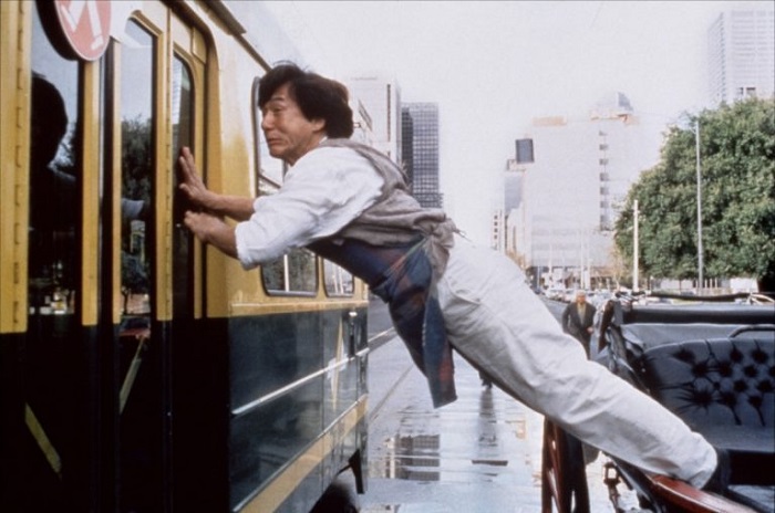Джеки Чан исполняет опасный трюк. | Фото: evolve-mma.com.