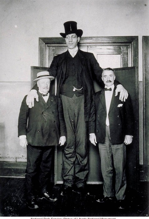 Федор Махнов рядом с людьми обычного роста. | Фото: masterok.livejournal.com.