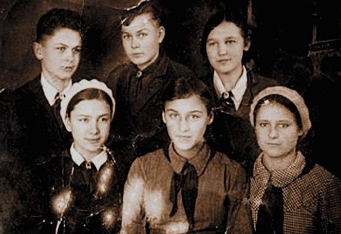 Нонна Мордюкова (1-й ряд, в центре) с сёстрами и братьями, 1930-е годы. | Фото: ru.wikipedia.org.