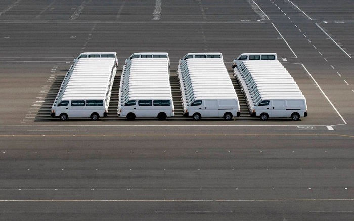 Идеально припаркованные автомобили на площадке возле завода Nissan Motor Co в Токио (Япония).