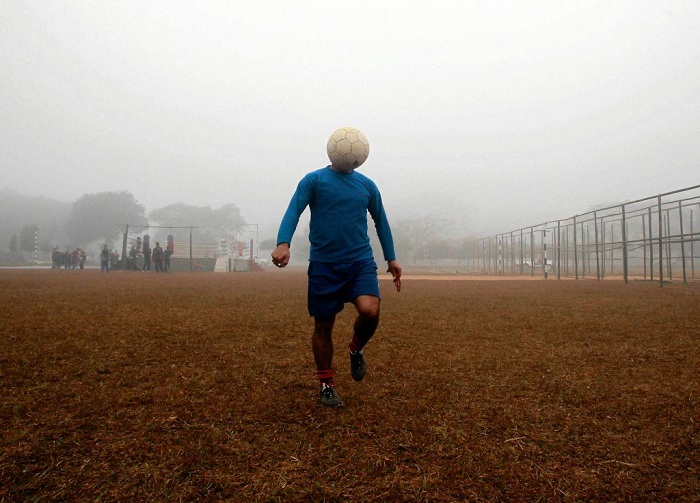 Тренировка футболистов туманным утром.