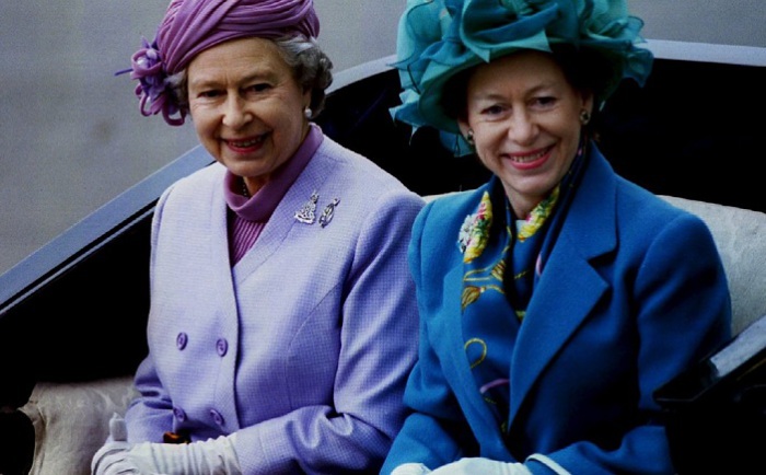 Королева Елизавета II и ее сестра принцесса Маргарет.