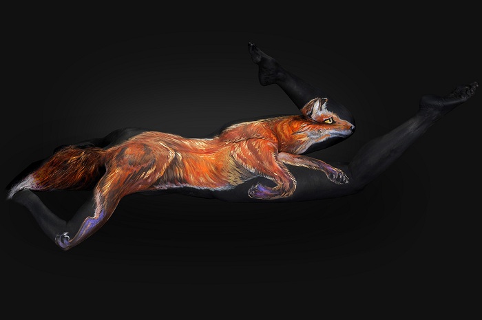 Лисица, нарисованная на теле.
