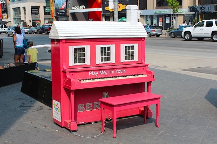 Пианино, стоящее в Торонто (Канада).
