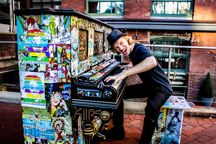 Пианино, стоящее в Бостоне (США).