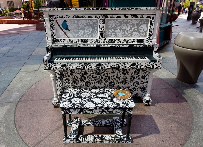 Пианино, стоящее в Денвере (США).
