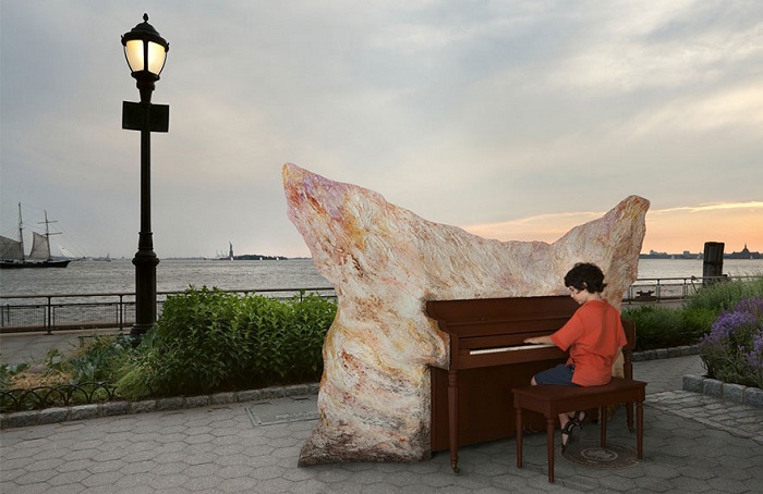 Пианино, стоящее в Нью-Йорке (США).