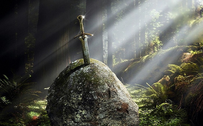 По легенде, меч в камень вонзил король Артур. | Фото: sf.co.ua.