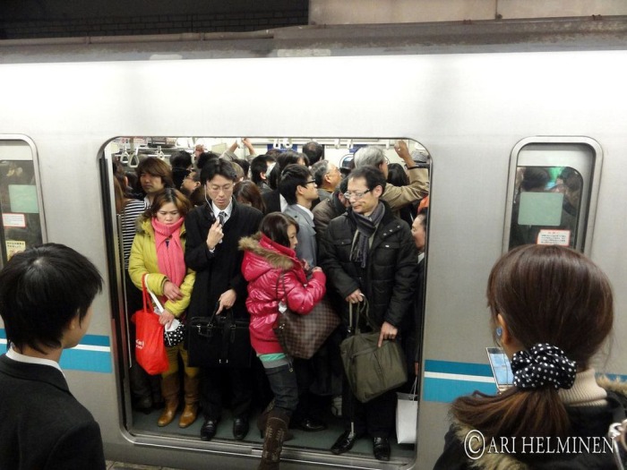 Лапают японку в поезде