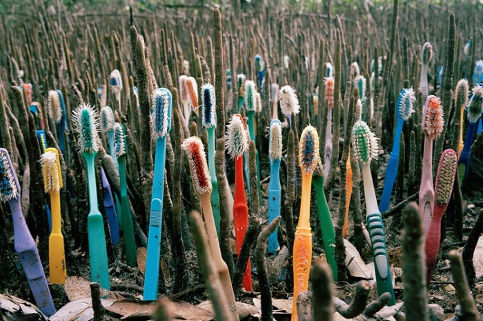Яркие и пугающие инсталляции из мусора, олицетворяющие пагубное влияние пластика на окружающую среду.