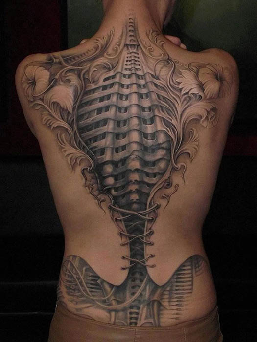 Татуировка в виде корсета на спине.