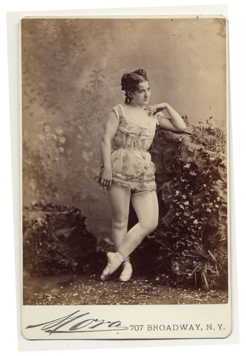Leontine в балетных туфлях.