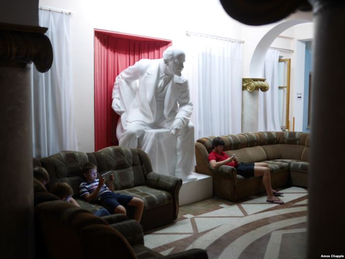 Ленин, возвышающийся над отдыхающими в популярном в былые времена санатории в Гаграх. Эта статуя установлена в фойе гостиницы в 1953 году.