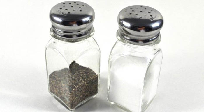 Передавать соль и перец отдельно.