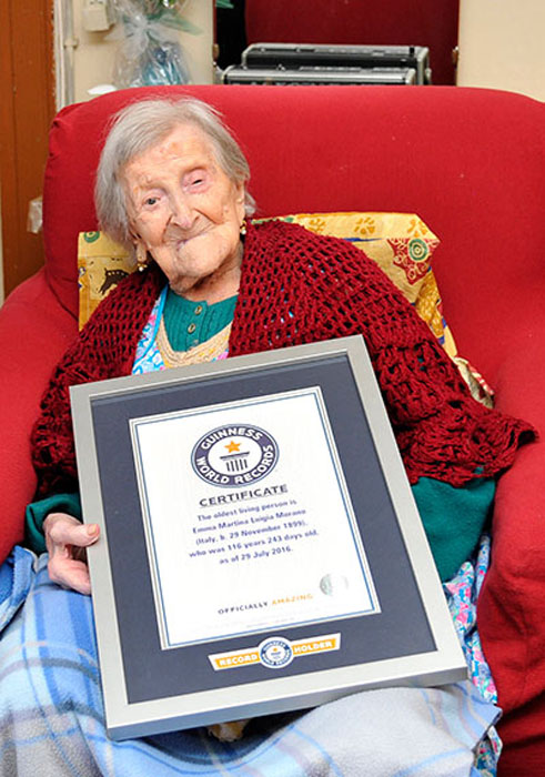 Эмма Морано с сертификатом от Guinness World Records.
