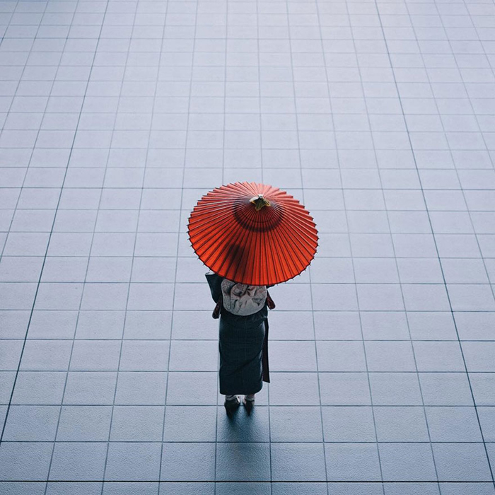 Под зонтом. Автор: Takashi Yasui.