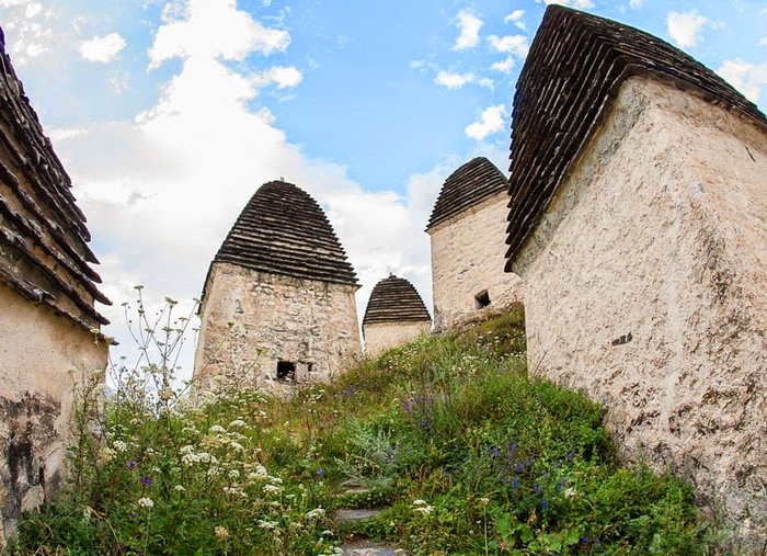 Древние гробницы в Осетии