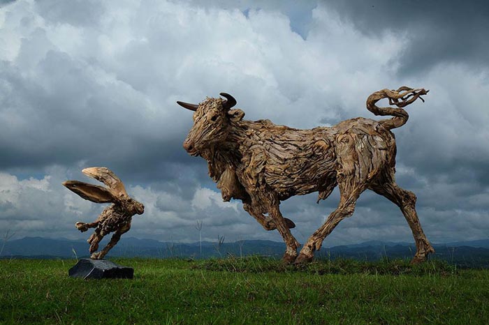 Скульптуры из дерева.