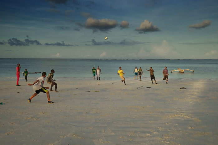 Дети играют на пляже. Фото: Radu Mihai Iani.