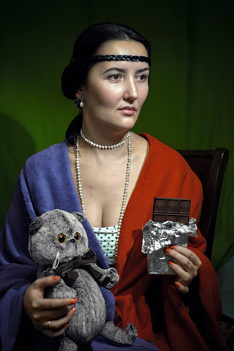 Портрет с шоколадкой и плюшевой игрушкой.  Автор фото: Alexei Sovertkov.