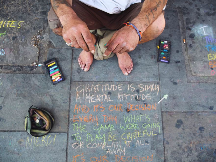Гимн, бездомный мужчина, который пишет цветными мелками стихи на улицах.