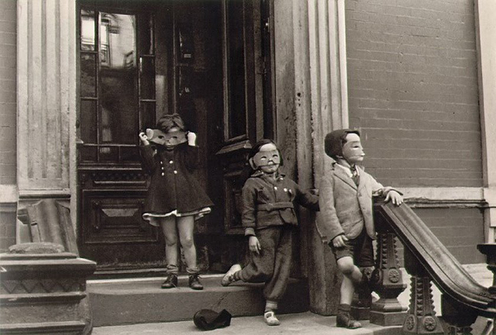 Дети в масках на ступенях. Автор фото: Helen Levitt.