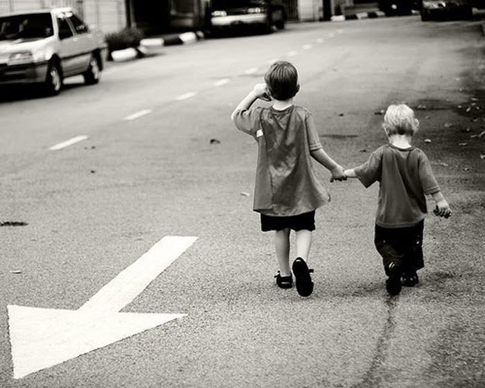 Два мальчика, идущих по дороге.  Автор фото: Helen Levitt.