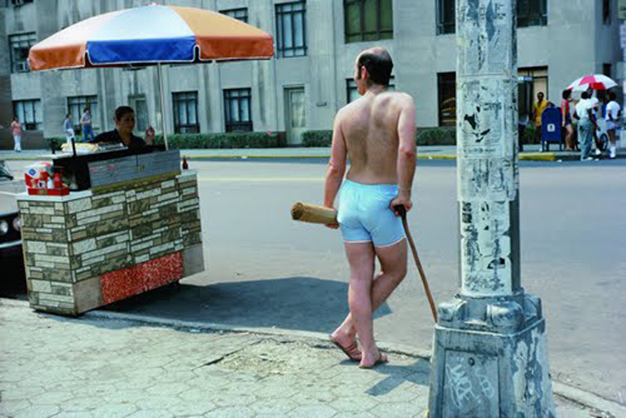 Мужчина на улице в нижнем белье. Автор фото: Helen Levitt.