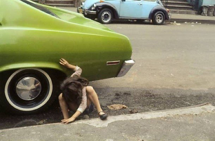Девочка у зеленой машины. Автор фото: Helen Levitt.