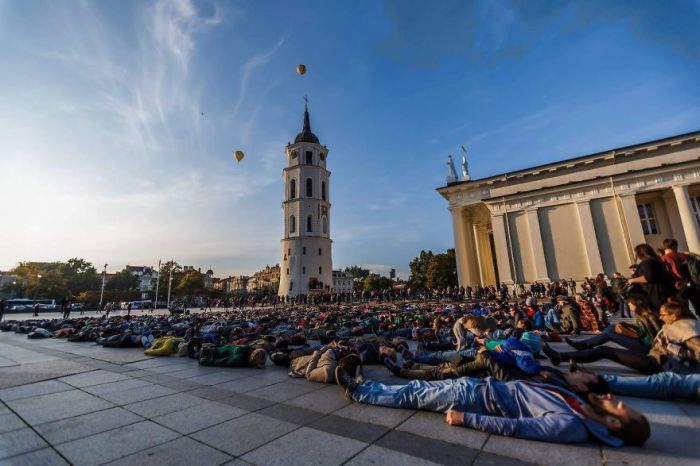 Флеш-моб собрал 500 людей на центральной площади Литвы.