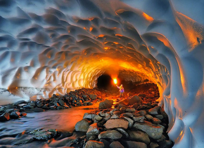 Пещера, скрытая под толстым слоем снега.