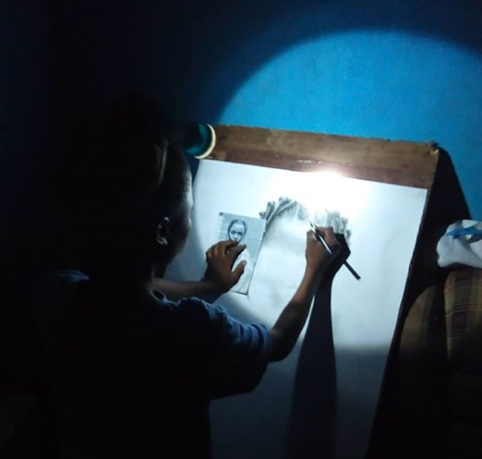 Карим рисует при свете фонарика.  Instagram waspa_art.