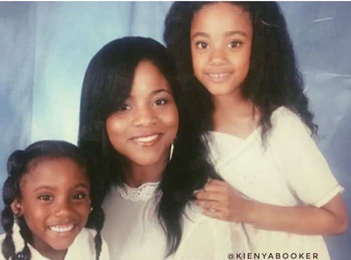 Киения Букер с маленькими дочками несколько лет назад. Instagram kienyabooker.