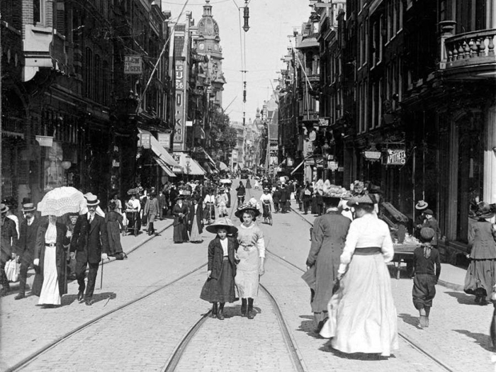 Памятное фото в шляпках. Leidsestraat, 1910г.