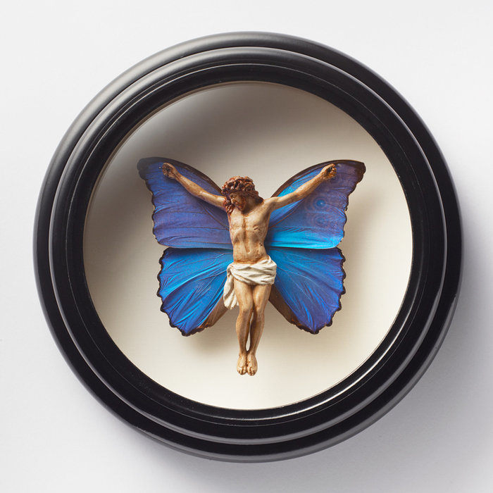 Статуэтка Иисуса, крылья бабочки. Автор: Nancy Fouts.