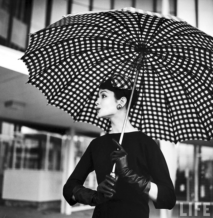 Девушка под зонтом. Фото: Nina Leen.